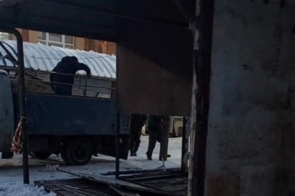    Вечером 24 февраля рынок предстал в непривычном виде: фермерские прилавки опустели и разбираются, повсюду видны снятые конструкции и строительный мусор. Фото: 56orb.ru