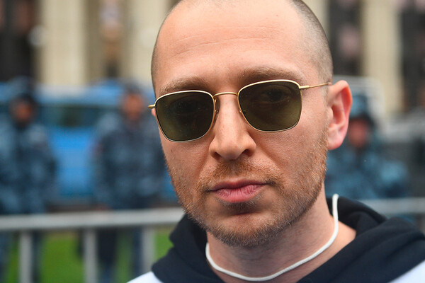 Рэп-исполнитель Оксимирон (Oxxxymiron) на митинге в поддержку незарегистрированных кандидатов в Мосгордуму на проспекте Академика Сахарова в Москве / Рамиль Ситдиков/РИА Новости   📷