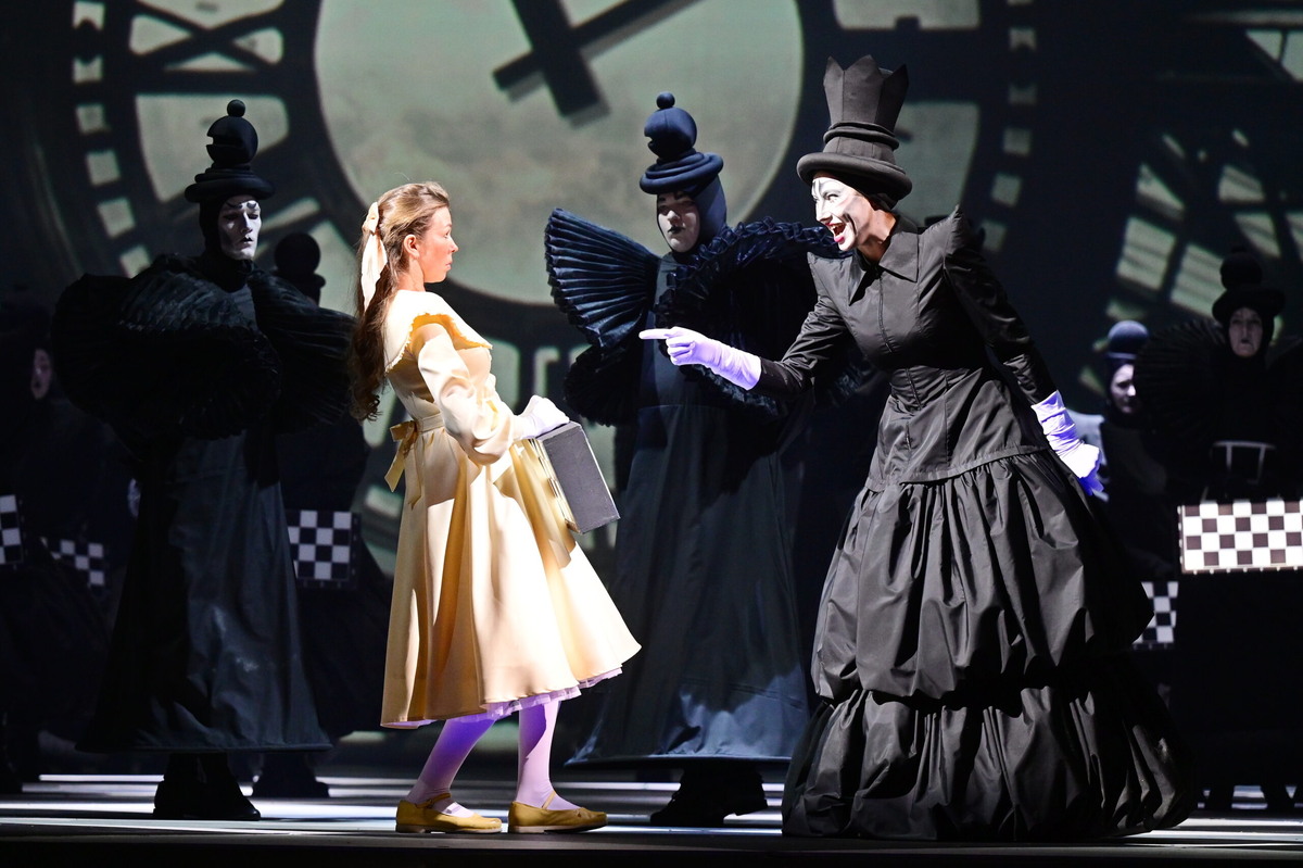    Сцена из спектакля «Алиса в Зазеркалье» театра “Урал Опера Балет”. Фото: Павел Ворожцов, “Областная газета”