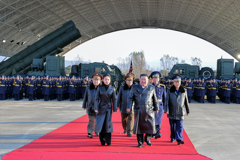     Ким Чжу Э и Ким Чен Ын     
Фото: KCNA / EPA / TASS