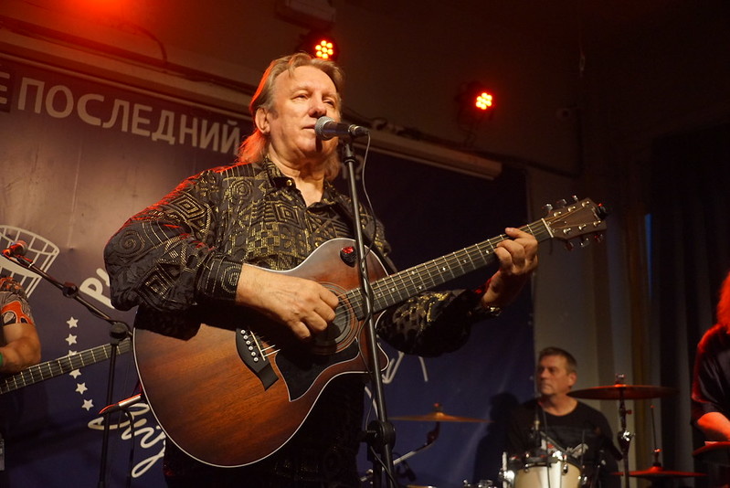 Юрий Лоза признаётся, что его содержит песня «Маленький плот»