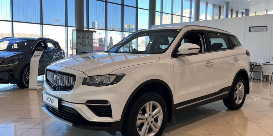 Заехал к дилеру. За сколько продают обновлённый Belgee X70? Какие скидки есть? Есть ли скидки на машины 25 года?