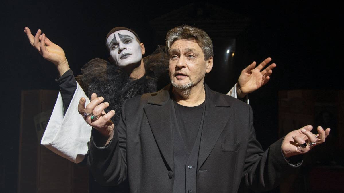    Народный артист России Александр Домогаров и артист пластического жанра Андрей Кислицин в музыкально-драматическом спектакле «Вертинский» / Фотохудожник Яна Булаш