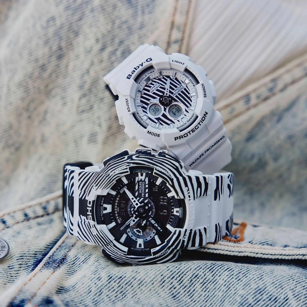 Модель вместе в часами G-Shock GA-110WLP-7A ярким окрасом обращает внимание на исчезающий вид африканской зебры