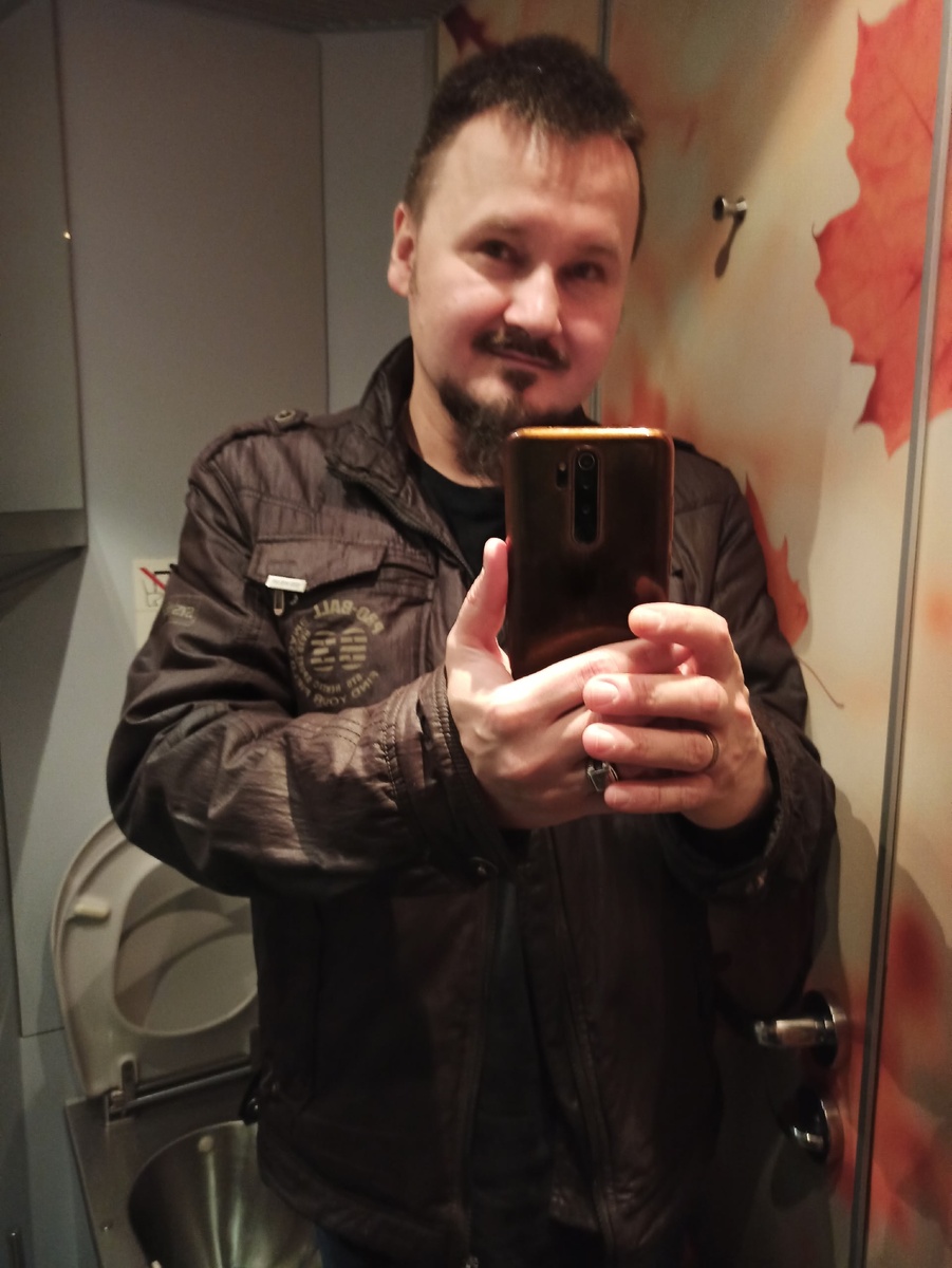 Автор этих строк в сортире поезда "Сапсан", несущего его в Москву из Санкт-Петербурга