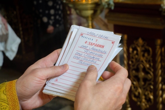 В качестве иллюстрации фото с сайта храма св. великомученника Пантелеймона в г. Кирове (оригинал по ссылке https://panteleimon-vyatka.ru/novosti/moleben-na-nachalo-uchebnogo-goda-i-o-sokhranenii-vsyakogo-tvoreniya-bozhiya/)