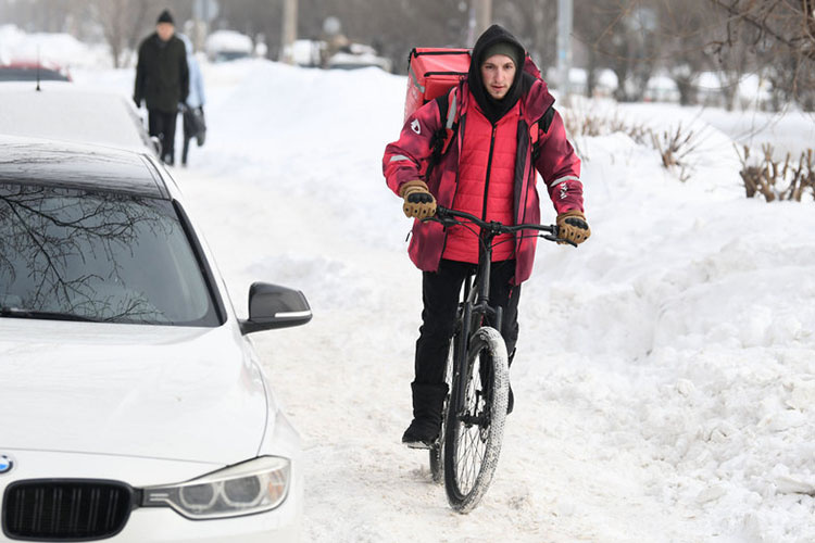    Ильсур Метшин поручил к весне проработать ограничения для курьеров, то и дело попадающих в ДТП.   
Фото: Денис Гордийко/kzn.ru