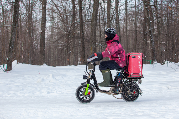    В службе доставки «Самокат» рассказали «БИЗНЕС Online», что для их курьеров предусмотрены наказания за нарушения ПДД.   
Фото: «БИЗНЕС Online»