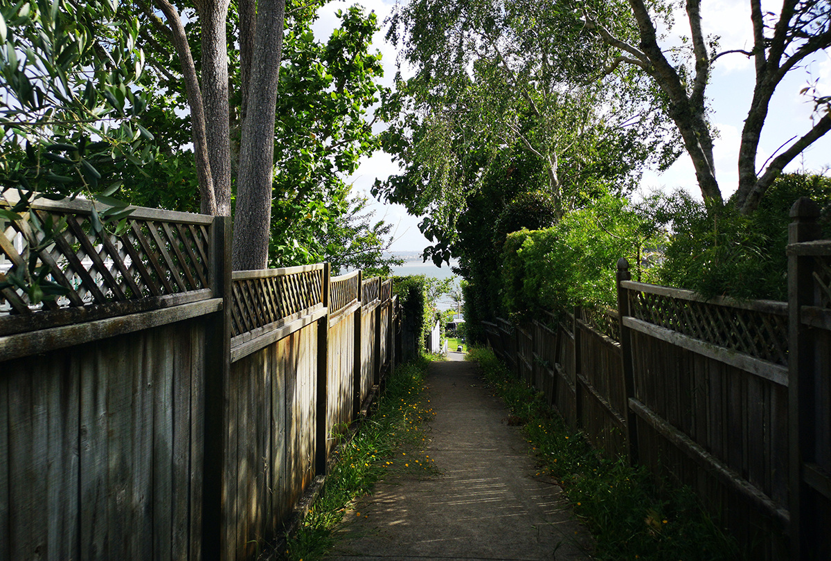 Unsplash📷Термин перешел в юридическую практику из римского права, с латыни servitus (или servitutis) означает «подчиненное положение»