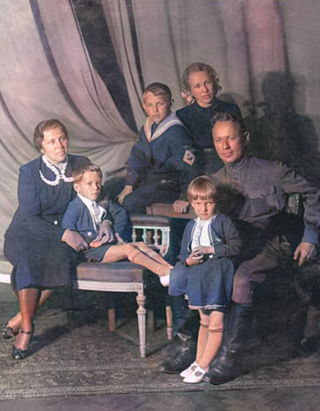 Семья М. А. Шолохова (апрель 1941 года). Слева направо: Мария Петровна с сыном Мишей, Александр, Светлана, Михаил Шолохов с Машей.