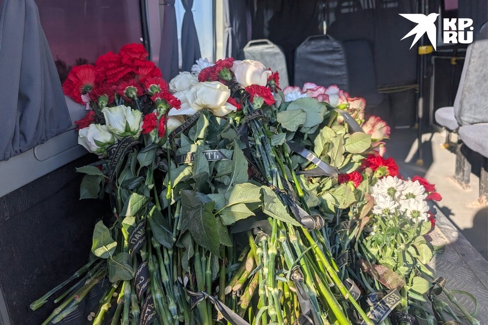    Могила была усеяна цветами. Ольга АХМАДУЛЛИНА