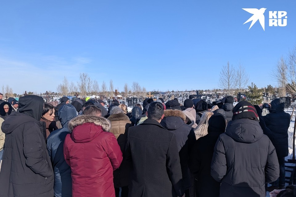    На кладбище собралась целая толпа. Ольга АХМАДУЛЛИНА