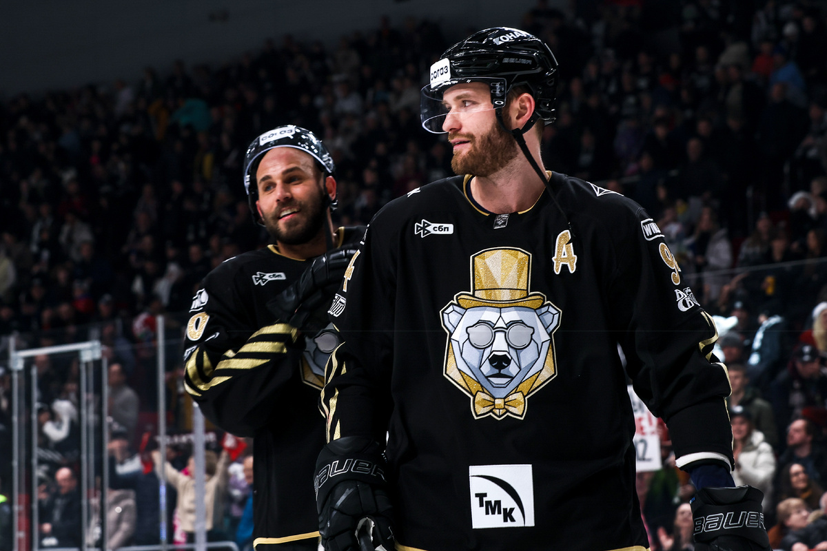 Под Рождество «Трактор» играл в форме с модным белым медведем и Гринчем