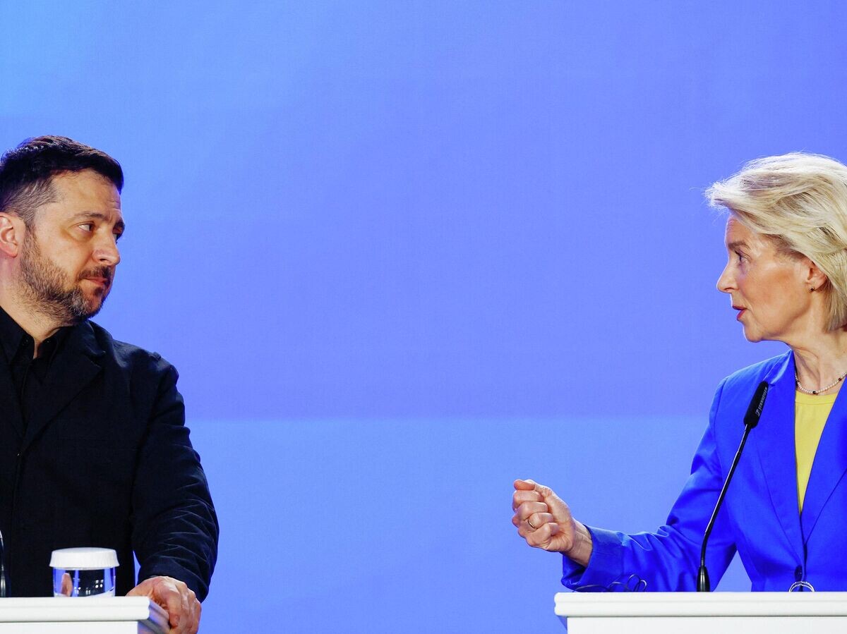    Председатель Европейской комиссии Урсула фон дер Ляйен и Владимир Зеленский во время пресс-конференции в Киеве | © REUTERS / Valentyn Ogirenko