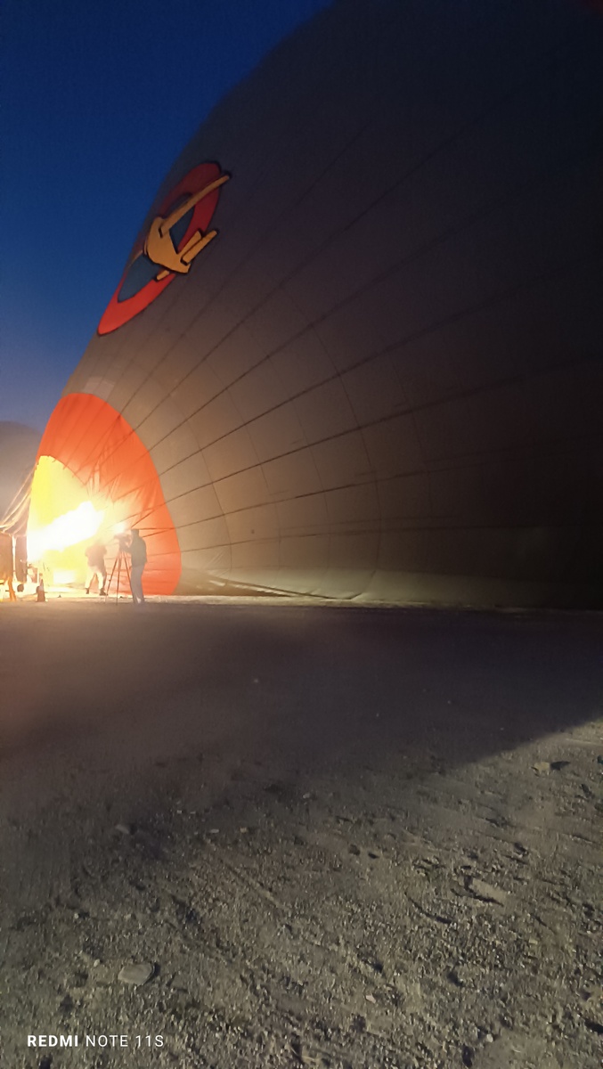 Наш шар готовят к полёту прямо при нас.