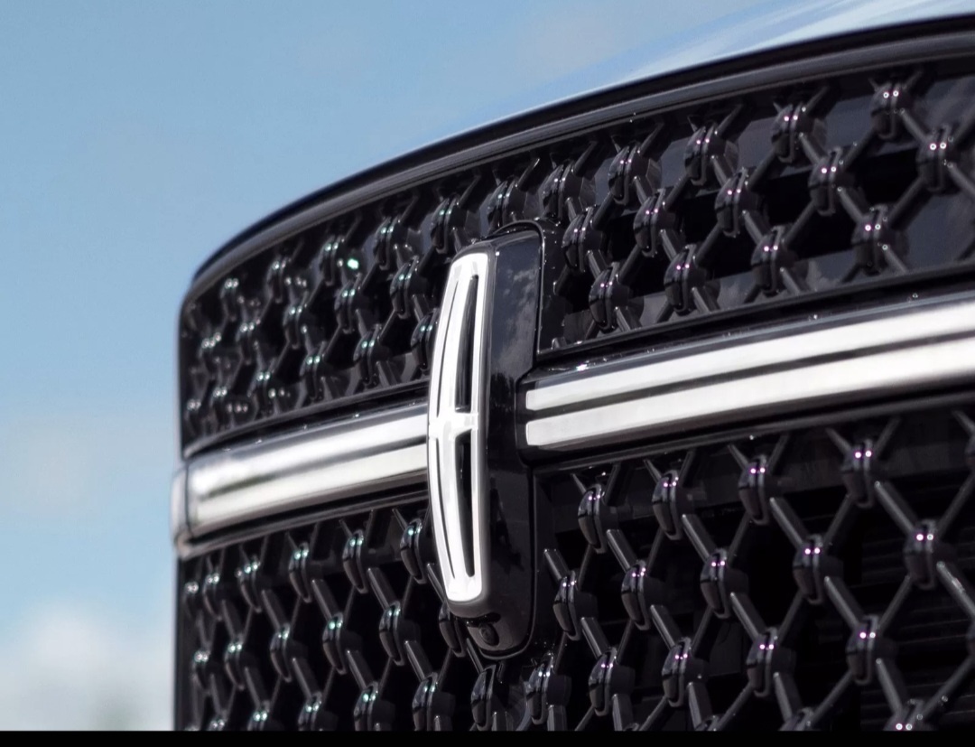 В основу нового роскошного внедорожника марки Lincoln ляжет рамная платформа Ford Bronco следующего поколения, премьера состоится ближе к концу текущего десятилетия.
