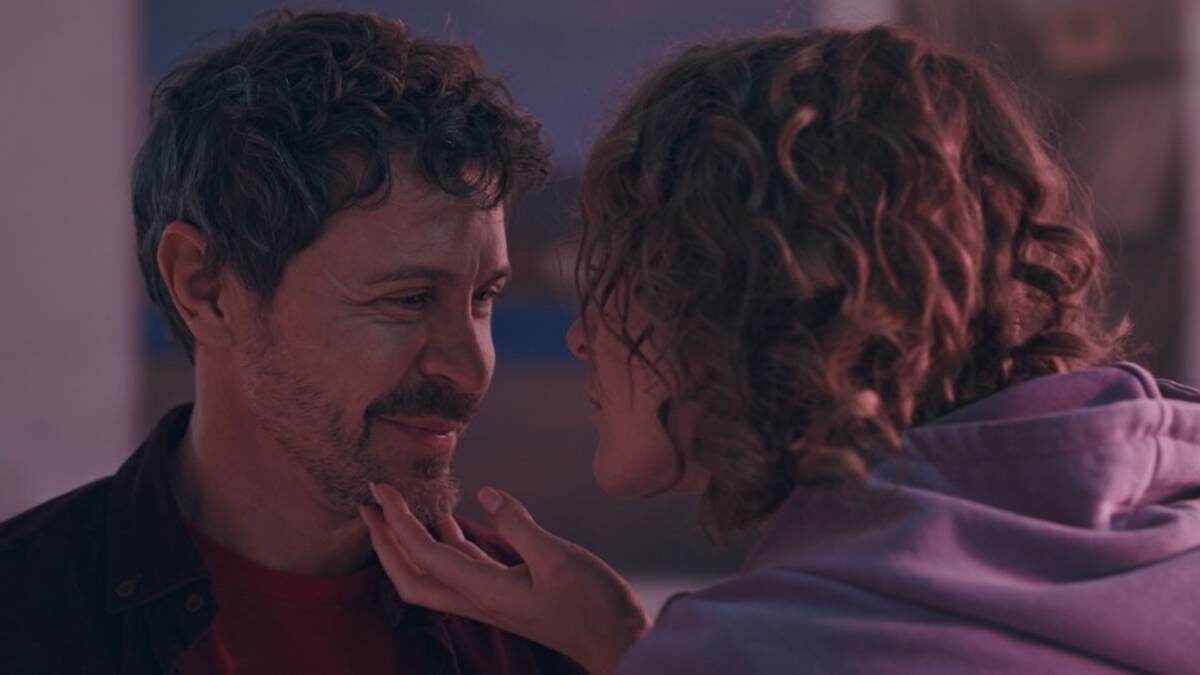    Кадр из фильма режиссера Евгения Григорьева «Кто-то должен умереть»: Павел Деревянко в роли Миши и Аглая Тарасова в образе Ани / Фото: Пресс-служба кинокомпании «Атмосфера кино»