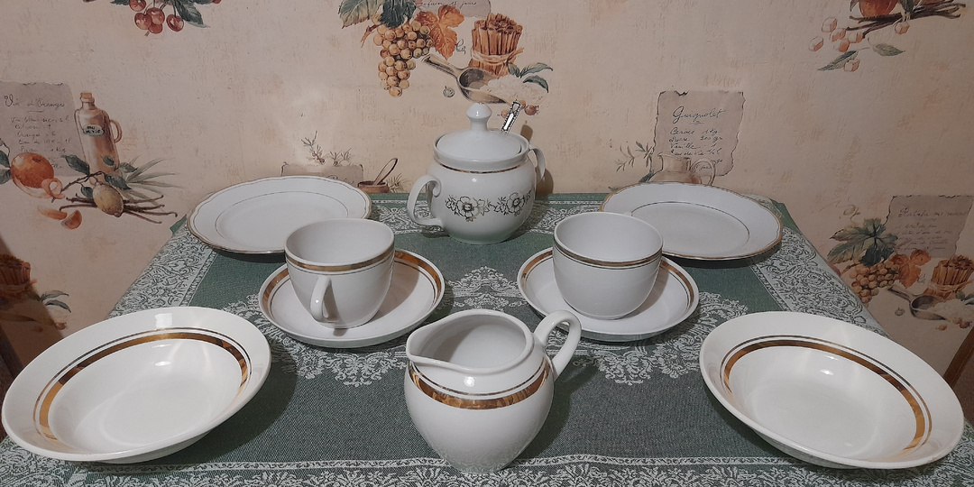 А теперь тарелочки с золотой каёмочкой