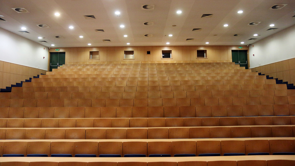    Аудитория экзамен институт пустые парты коронавирус AP Images