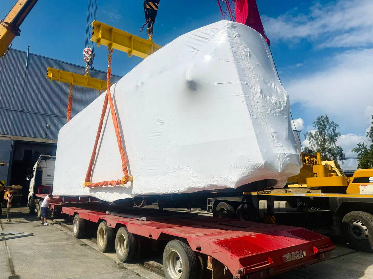 Погрузка трамвая 71-233 производства СТМ для Ростова-на-Дону летом 2025 года. Источник: СТМ