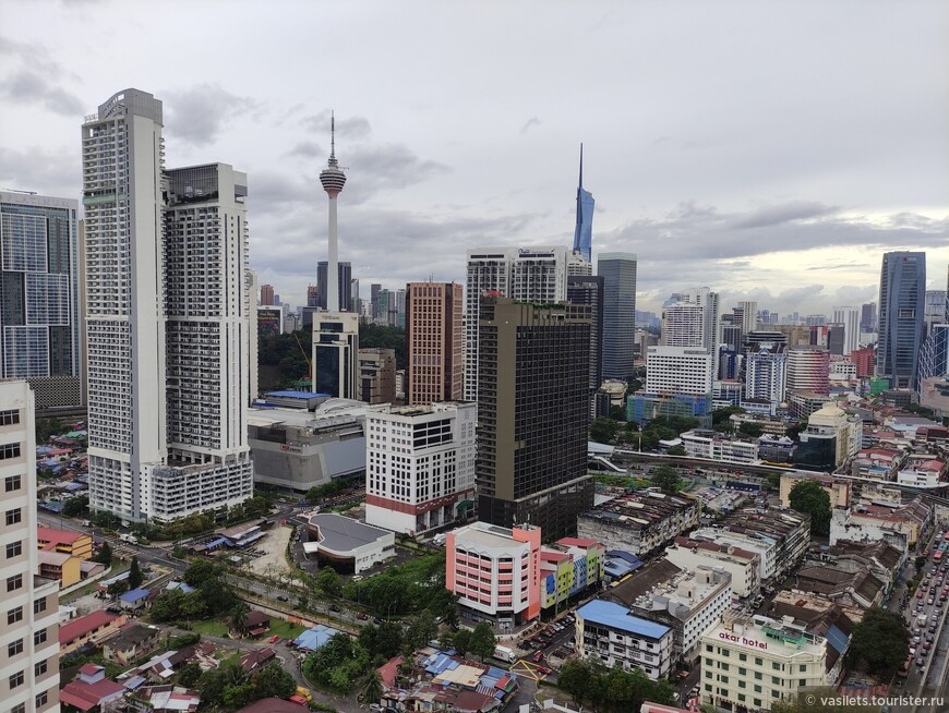 Наш отель Хилтон Гарден Инн оказался в центральной части Куала-Лумпура, на крыше бассейн, бар и шикарный вид на город — виден кусочек башен Петронас и телебашня Менара КЛ во всей красе © Сергей Василец