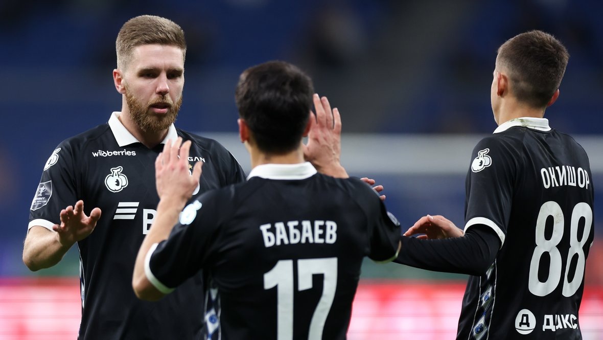    Футболисты «Динамо» Иван Сергеев, Ульви Бабаев и Виктор Окишор.Дарья Исаева