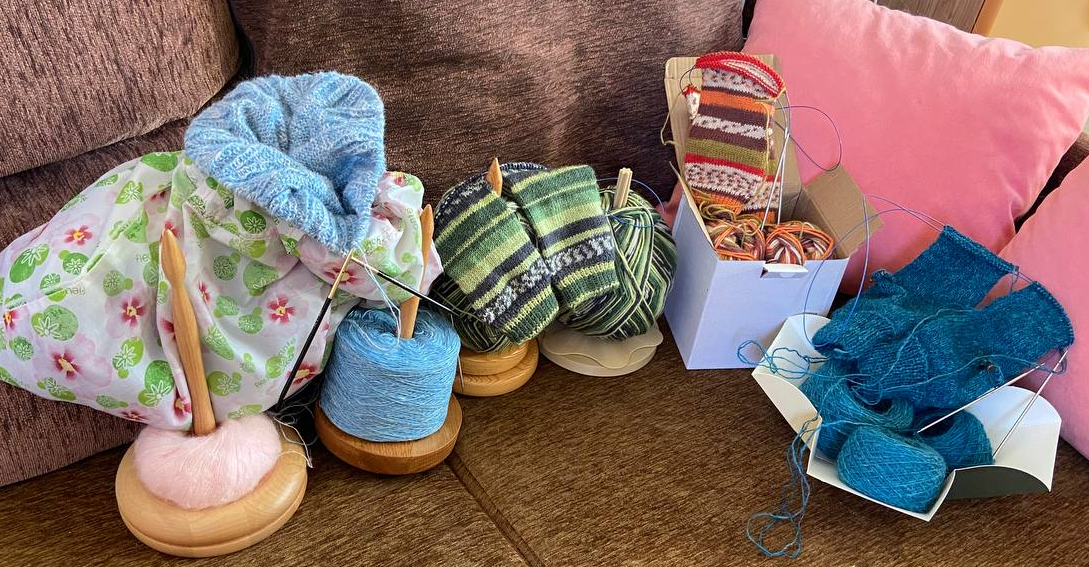 Все 4 на диване