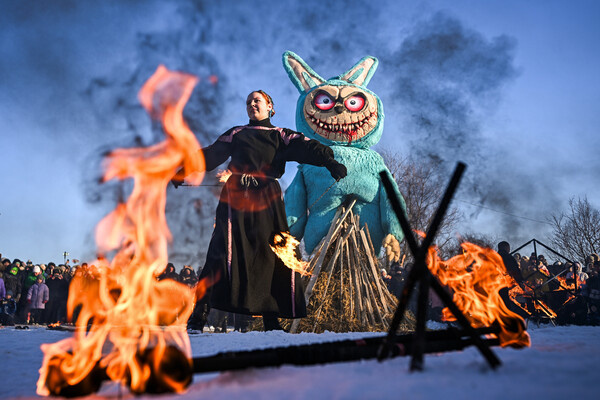 Сжигание чучела в виде игрушки лабуб во время празднования Масленицы в археологическом парке «Аргамач» в Липецкой области, 21 февраля 2026 года / Сергей Бобылев/РИА Новости   📷