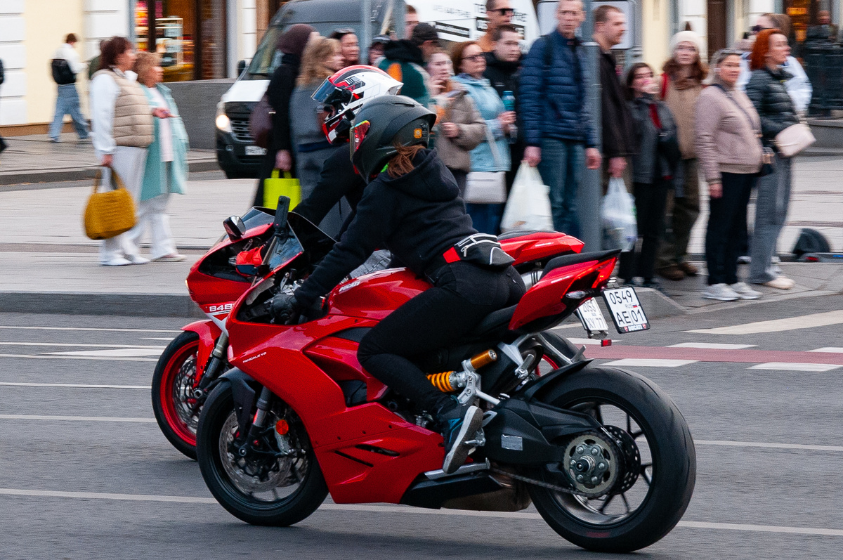 Фото для обложки статьи сделано в августе 2025 года в Москве, автором запечатлевшлим пару мотоциклистов