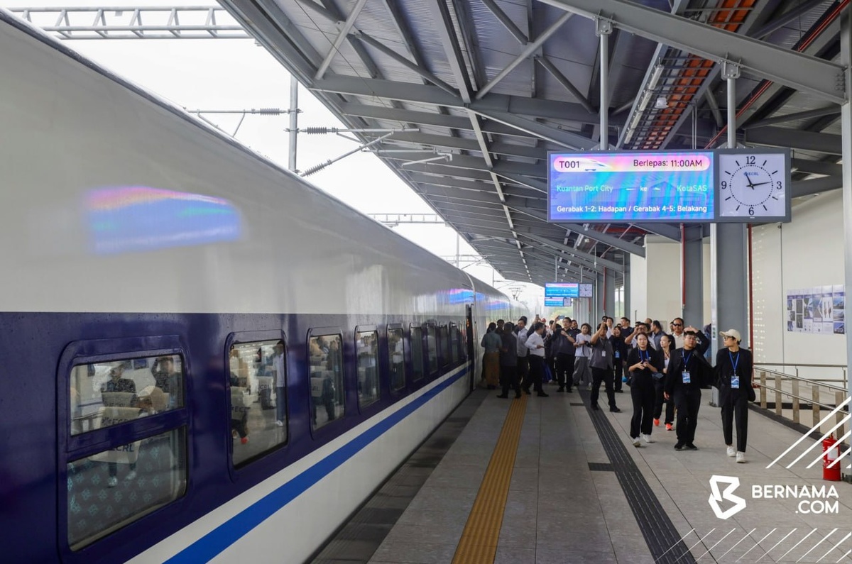 Старт эксплуатационных испытаний поезда CR200J для линии East Coast Rail Link в Малайзии. Источник: Bernama