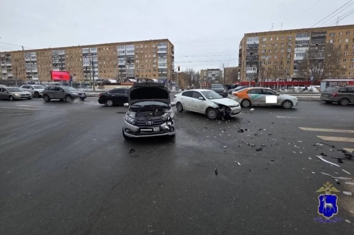    В Комсомольском районе Тольятти разбили друг друга Lada Granta и Chery