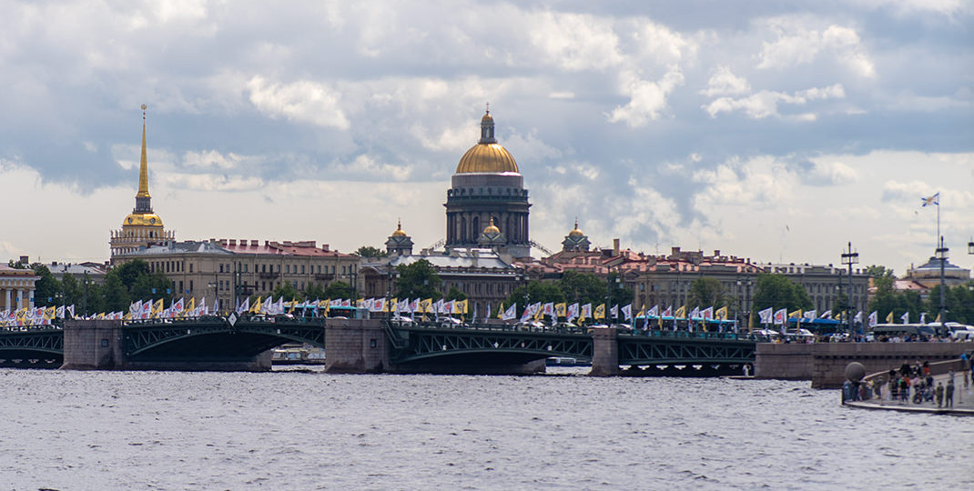 Дворцовый мост: самая известная переправа Санкт-Петербурга