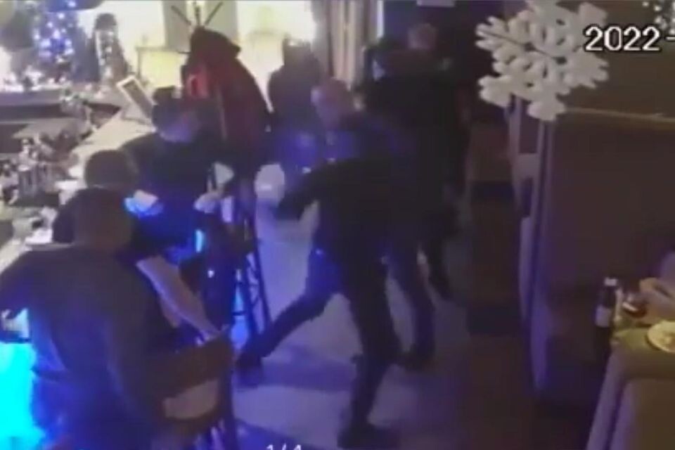    Скриншот из видео с камер видеонаблюдения. Источник: «Толк»