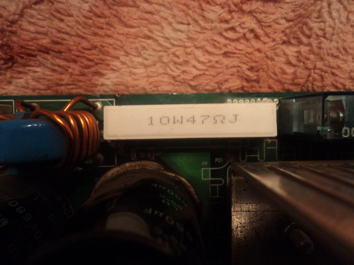 Новый резистор в позиции R4. Фото автора.