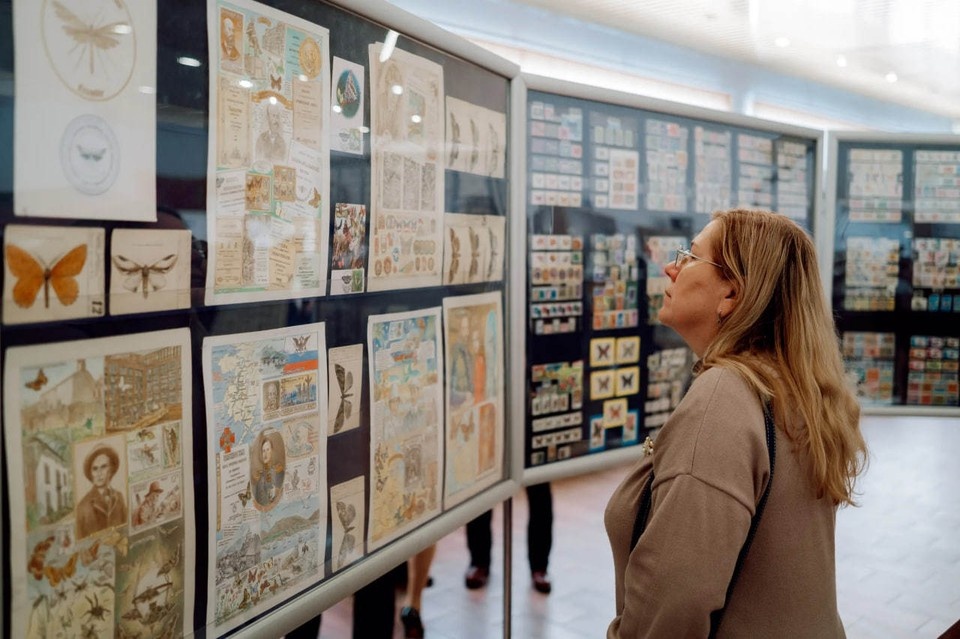    В экспозиции представлены как марки и открытки с рисунками Александра Разбойникова, так и их оригиналы. Дарья МАКСИМОВА