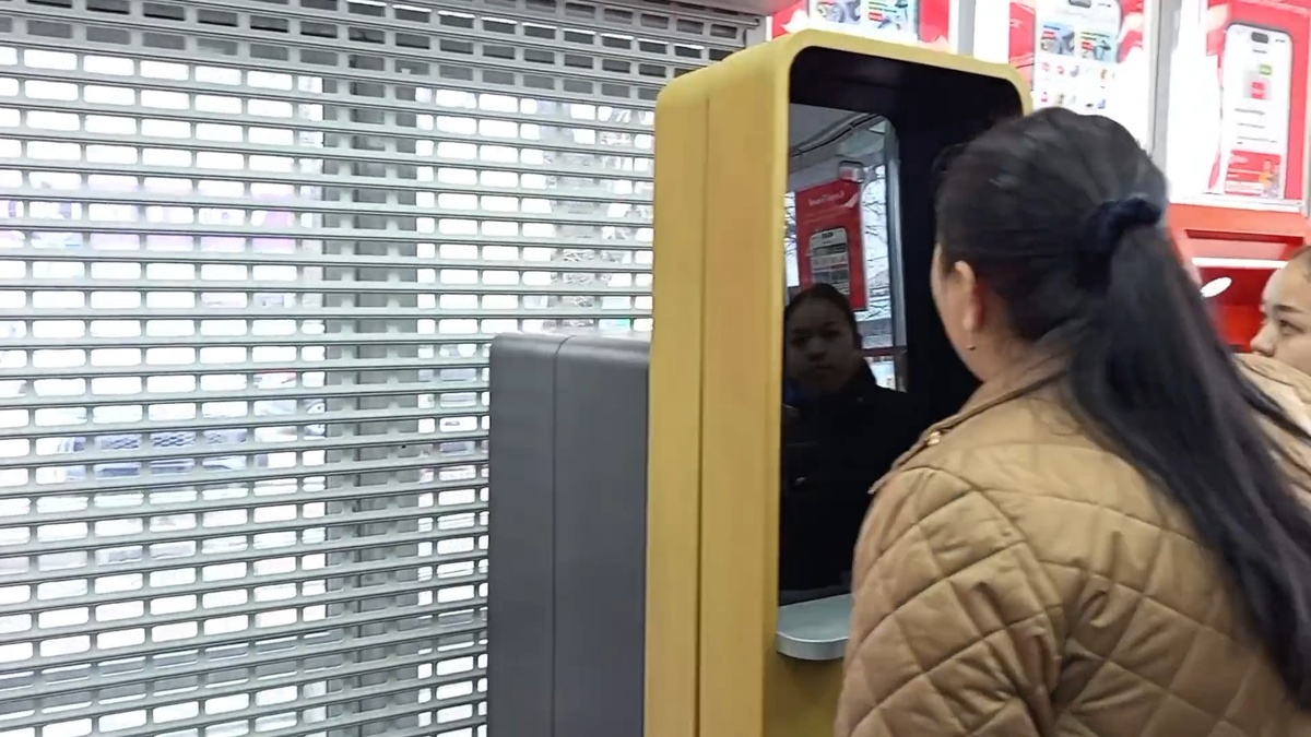 Желтый - выпускает карты. А дальше банкомат подскажет.