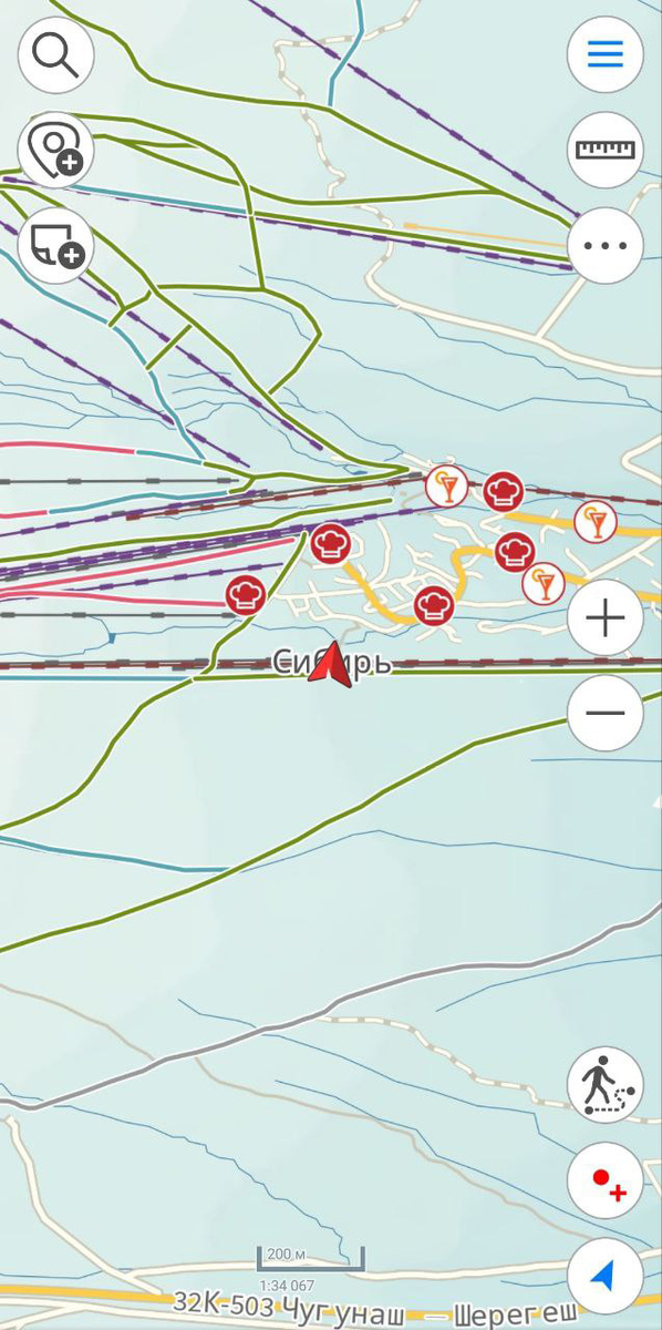 При нажатии меняет цвет и красной стрелкой посреди экрана указывает ваше местоположение.