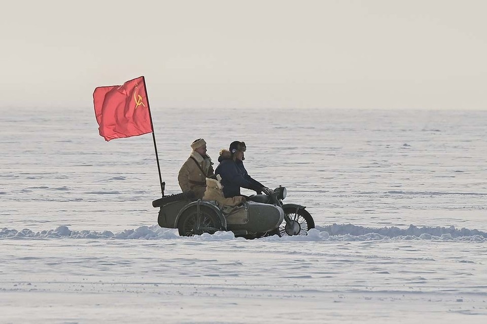    Автопробег завершили митингом у мемориала «Разорванное кольцо». Фото: администрация Ленобласти