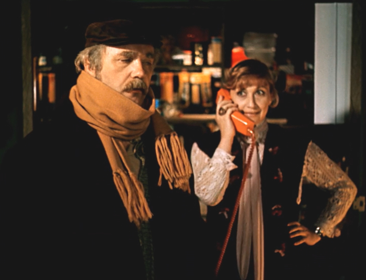 Кадр из кинофильма "Ищите женщину", 1982 г., режиссер Алла Сурикова, сценарист Светлана Володина, композитор Виктор Лебедев (скриншот)