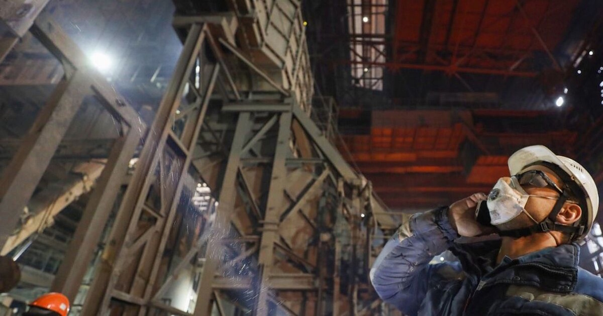 В 2025 году «Северсталь» вложила более 100 миллиардов рублей в капитальные ремонты и реконструкции основного технологического оборудования Череповецкого металлургического комбината. Фото: pikabu.ru