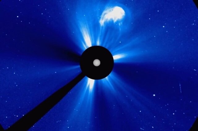   Мощные выбросы плазмы иногда можно увидеть невооружённым глазом. Фото: Лаборатория солнечной астрономии ИКИ и ИСЗФ