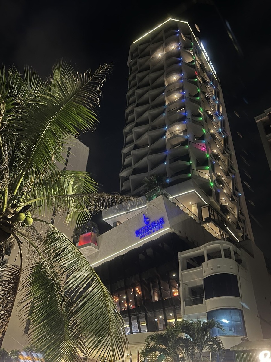 Вечерний вид на отель.