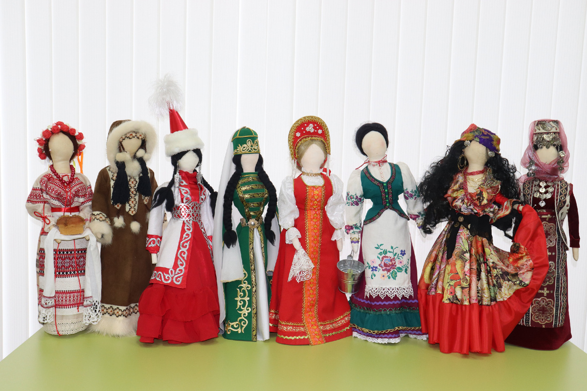 Восемь полуметровых кукол уже побывали на районных и краевых выставках.