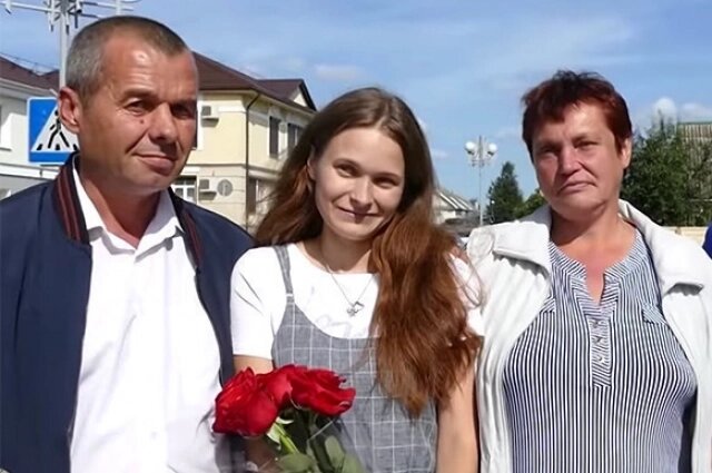    Юля помнила, что папу зовут Витя, а маму Люда. Поэтому в документах ее сразу записали как Юлия Викторовна, а вот фамилию ей дали Иванова — свою настоящую фамилию девочка или не помнила, или произносила невнятно. Фото: МВД Белоруссии