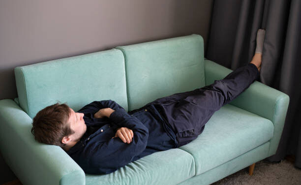 Вы лежите, а мозг — бежит. Почему диван не помогает расслабиться?