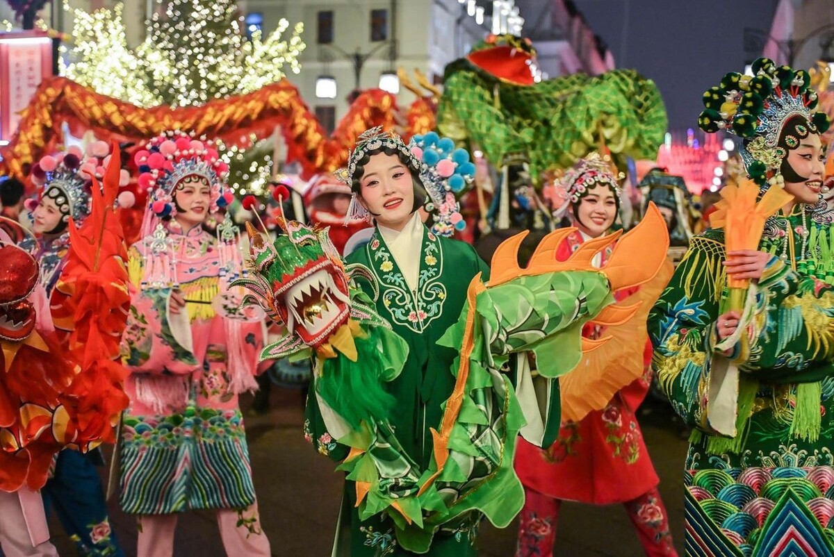 Китайские девушки в национальных костюмах.