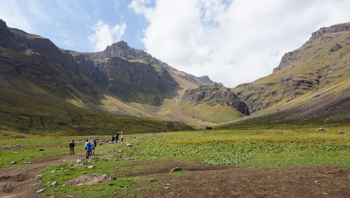 Треккинг маршрут к южной вершине горы Арагац - один из самых популярных однодневных походов в Армении.