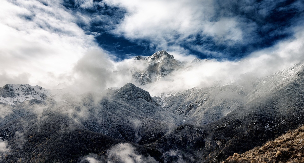 Горы Армении на рассвете - иногда кажется, что стоишь над облаками.