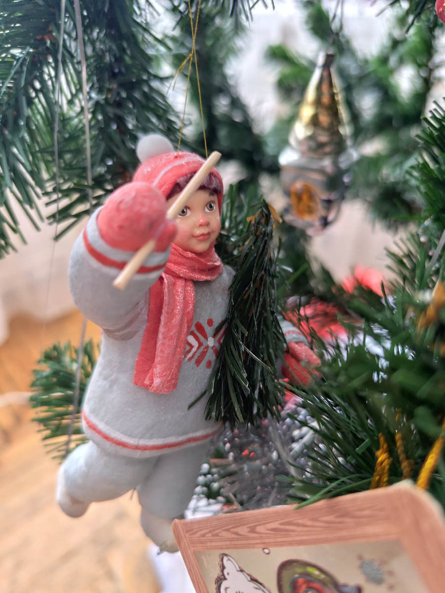 "Мальчик с ёлкой"🌲🎄. Игрушки сделаны в стиле эпохи СССР.