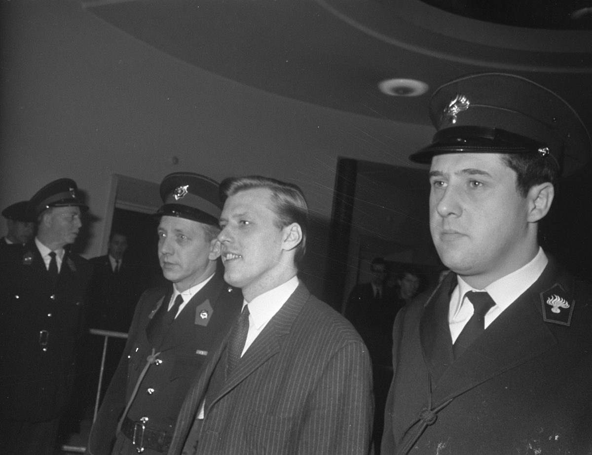 Ганс ван Зон с охранниками. Фото из открытых источников.